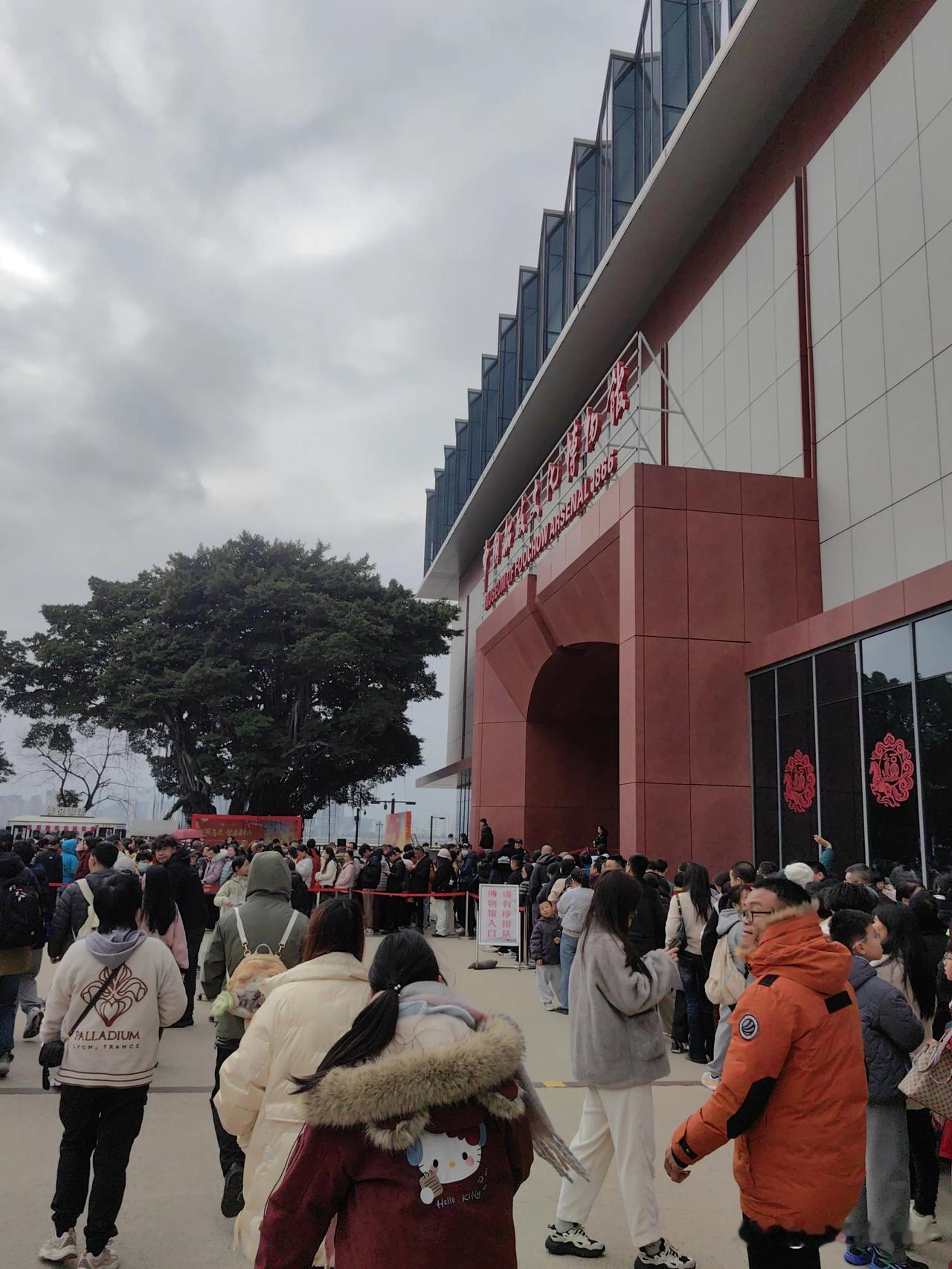 大年初一，福州船政博物馆排起了长队。人太多，队伍排了几十米，应该是在限流，里头出