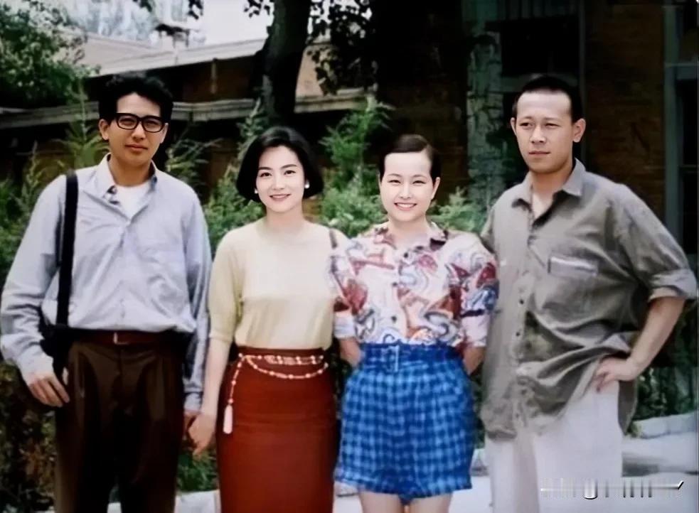 1990年，秦汉、林青霞、刘晓庆、姜文同框的合影。那时候秦汉44岁，林青霞36岁