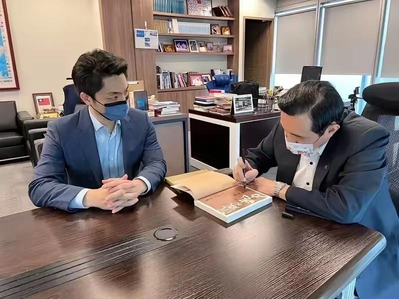 47岁的蒋万安直勾勾盯着75岁的马英九，从背景上讲，蒋万安不如马英九，蒋万安虽然