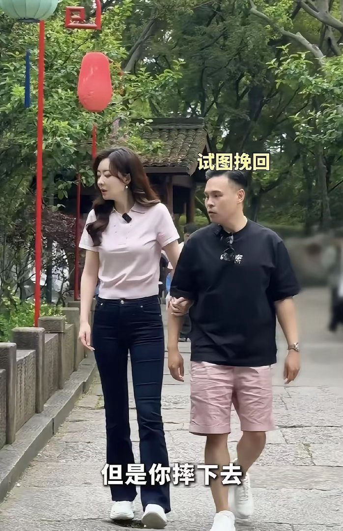 看完熊黛林和现任丈夫郭可颂的合照，瞬间就明白，当年郭富城兜兜转转，最后没有选择熊