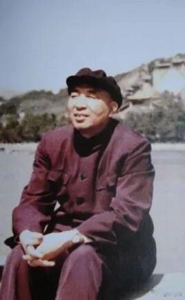 1936年，他放走61名共产党，14年后开国元勋联名寻找代号“OX”，找到他时，
