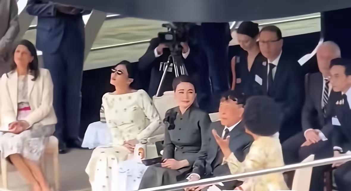 帕查拉公主病故还不到一个月，玛哈国王带着老婆和小女儿就去法国访问，参加游玩活动，