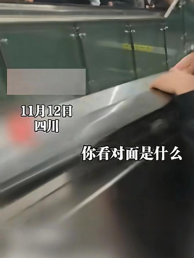 和孩子说这样的话，是否会影响他的成长我四川成都早高峰，一位母亲带着孩子乘坐电梯