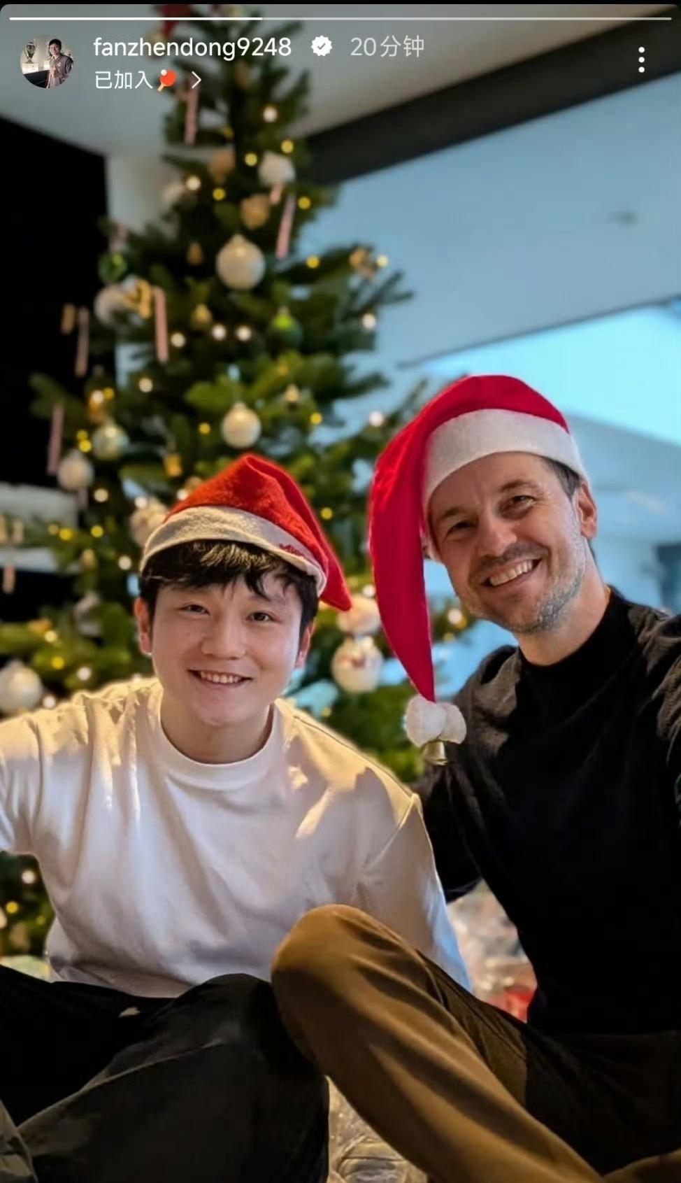 樊振东更新社媒，在波尔家过圣诞节，与波尔一起戴着圣诞老人帽子合照！笑眼盈盈，明朗