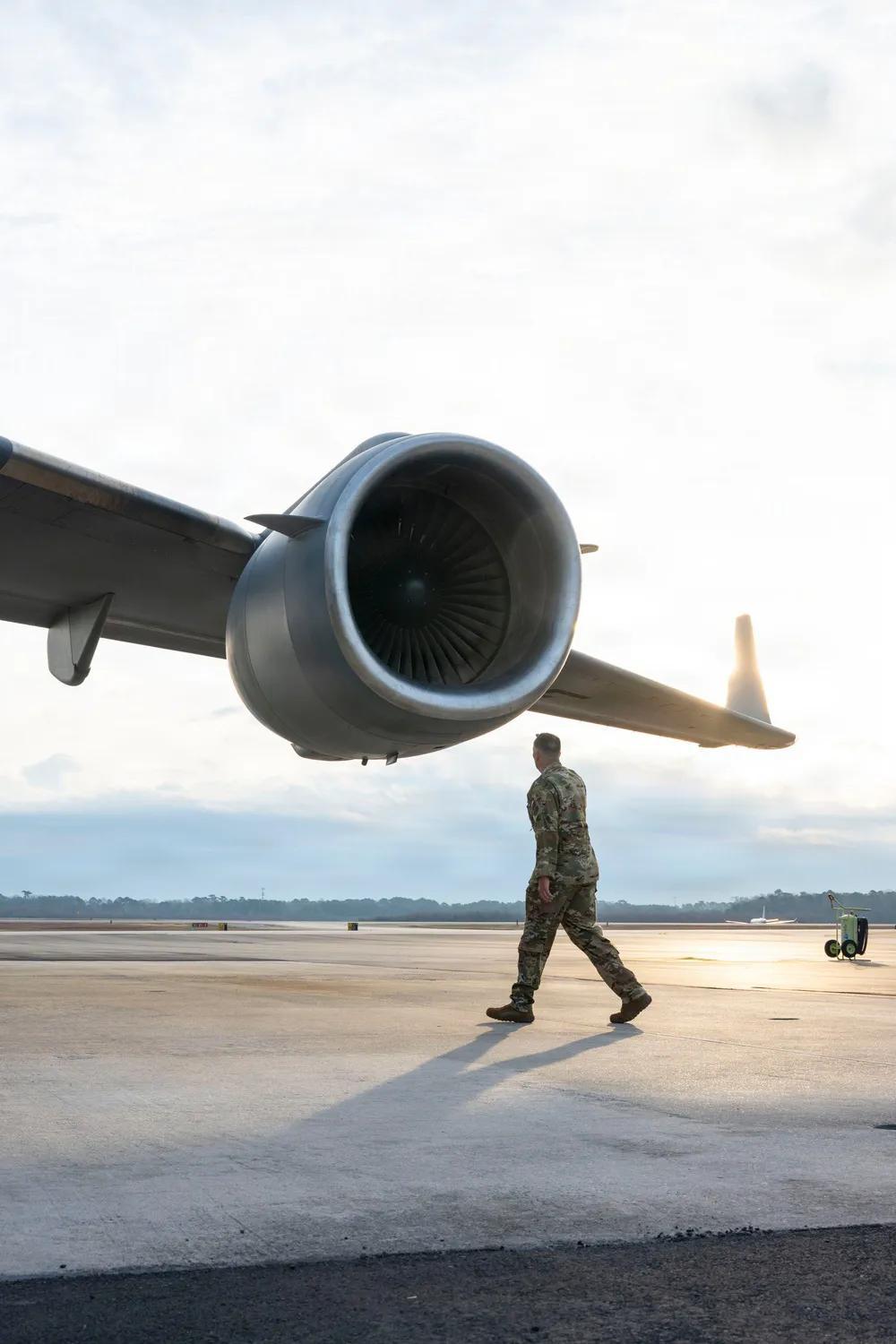 与战斗机相比较，运输机研发不难，只要把飞机“心脏”发动机发展好就差不多了。2