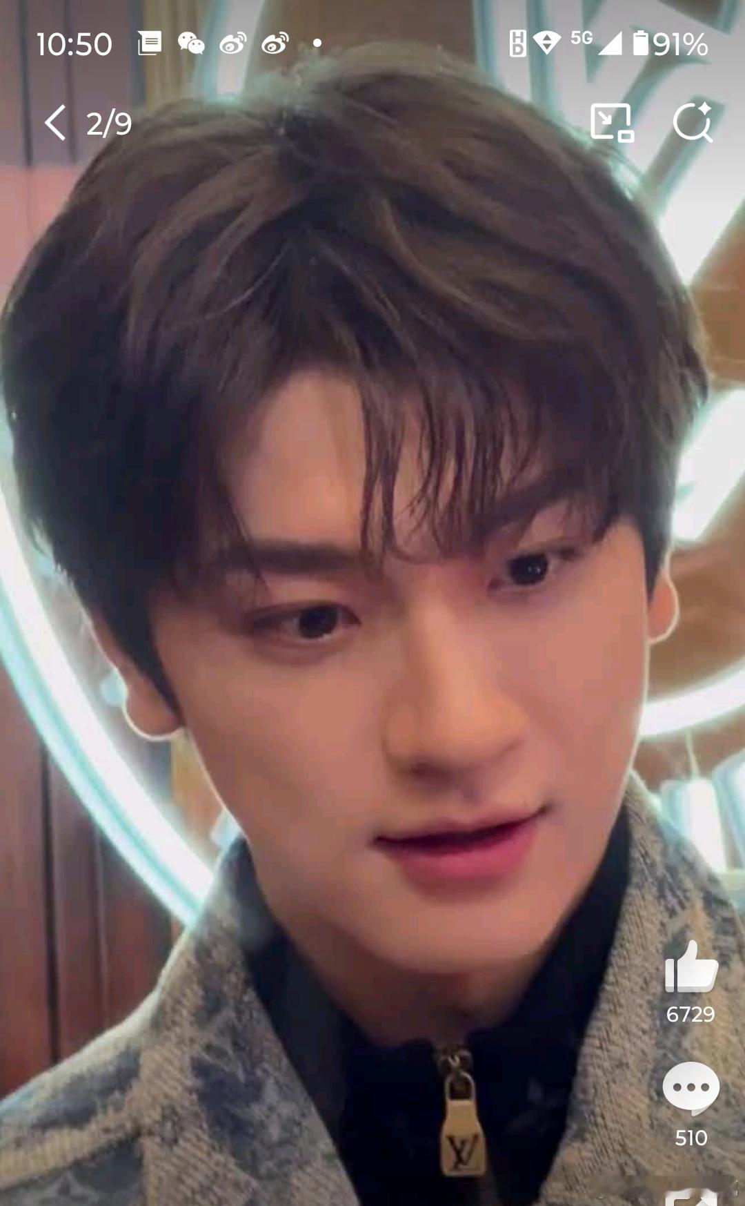 林一抗住了怼脸拍镜头无论是静态照片还是动态视频，他都能保持最佳状态，这种稳定的