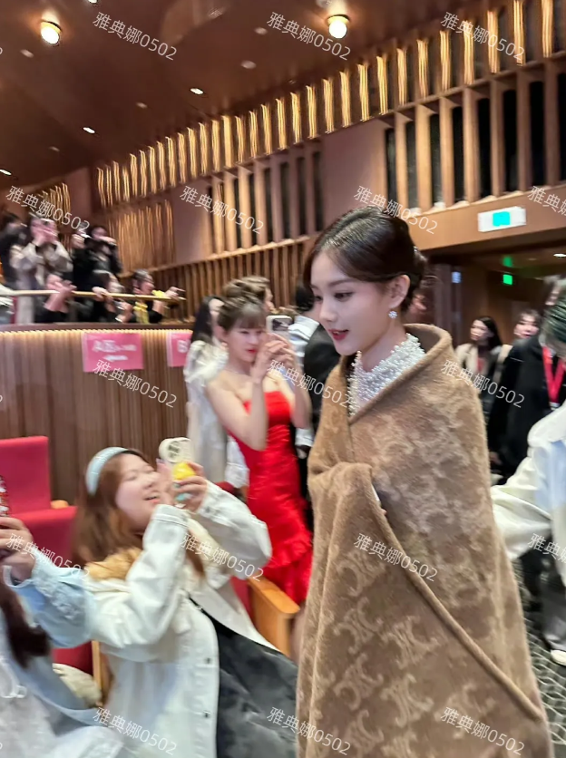 李一桐的美貌确实被低估了，她的脸真的只有巴掌大五官小巧精致，眼睛弯弯的特别甜美，