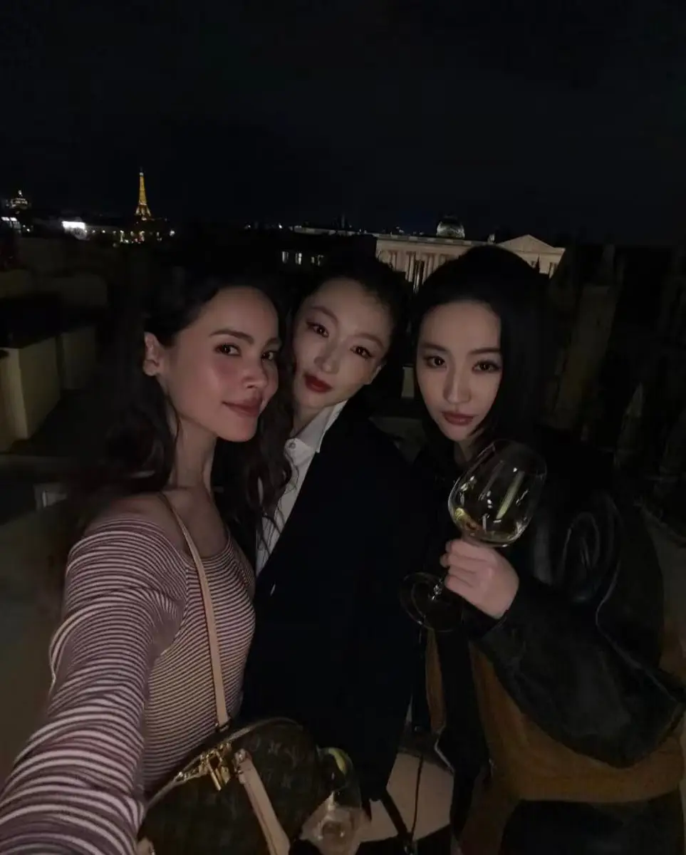 刘亦菲与周冬雨最新晚宴合照曝光！美女同框太养眼