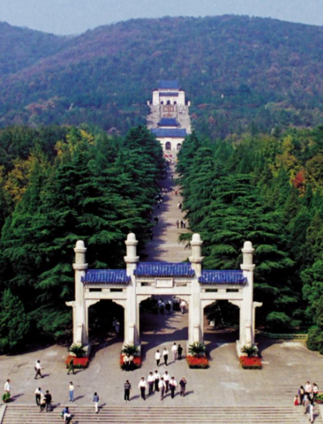 有人别有用心地说，南京中山陵的人比湖南韶山冲毛主席故居的人多，其话中话不用解释。