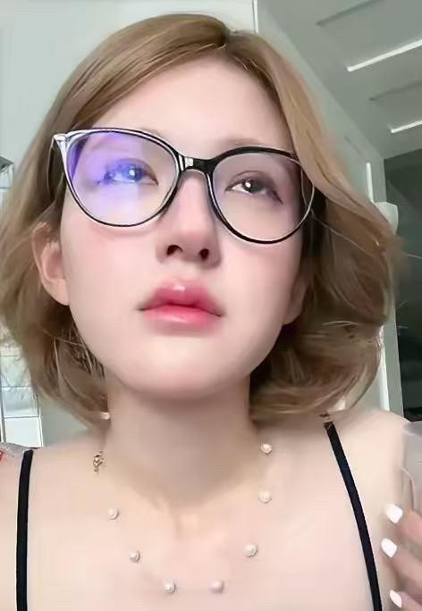“没疯，谢谢！”直播间里的赵露思吸着氧气瓶，笑得比哭的还难看。公司一句“按合