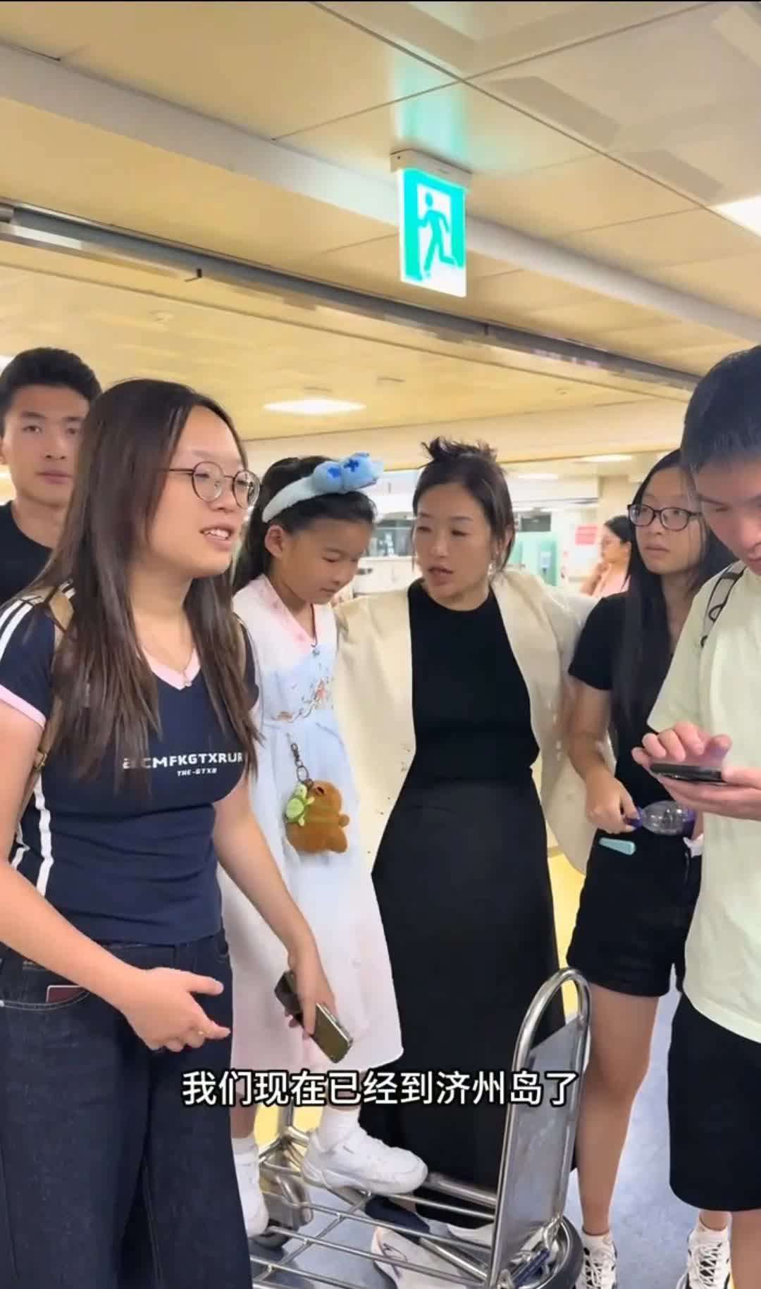 谢浩男一行人带完货之后去了韩国济州岛玩了，他们刚到济州岛说是天气比较凉爽，没