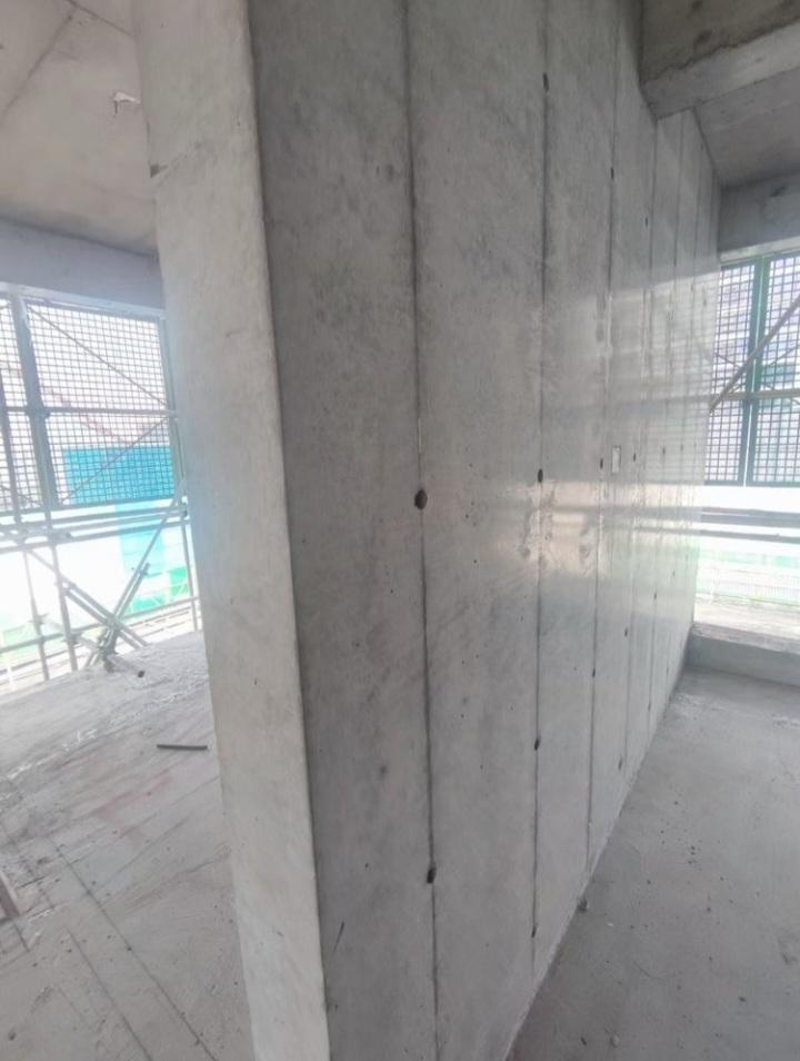 剪力墙本来没有什么用的，承重墙才有用，不能拆，把剪力墙都拆了，也不会立刻塌下来。