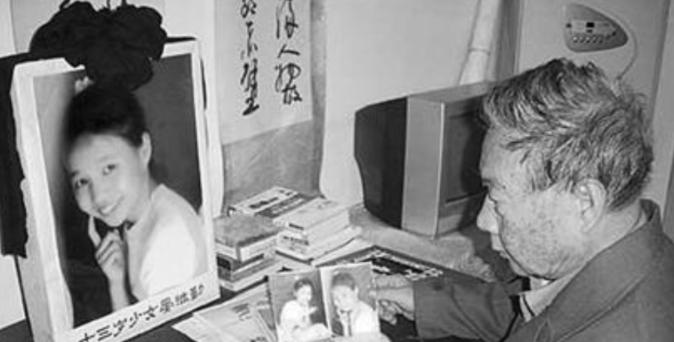 2005年10月4日下午，清华大学晏思贤教授夫妇带着13岁女儿晏继勤，在北京西单