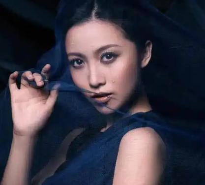 2011年，姚贝娜确诊乳腺癌，手术和化疗后恢复良好，医生判断复发概率不到5%。可