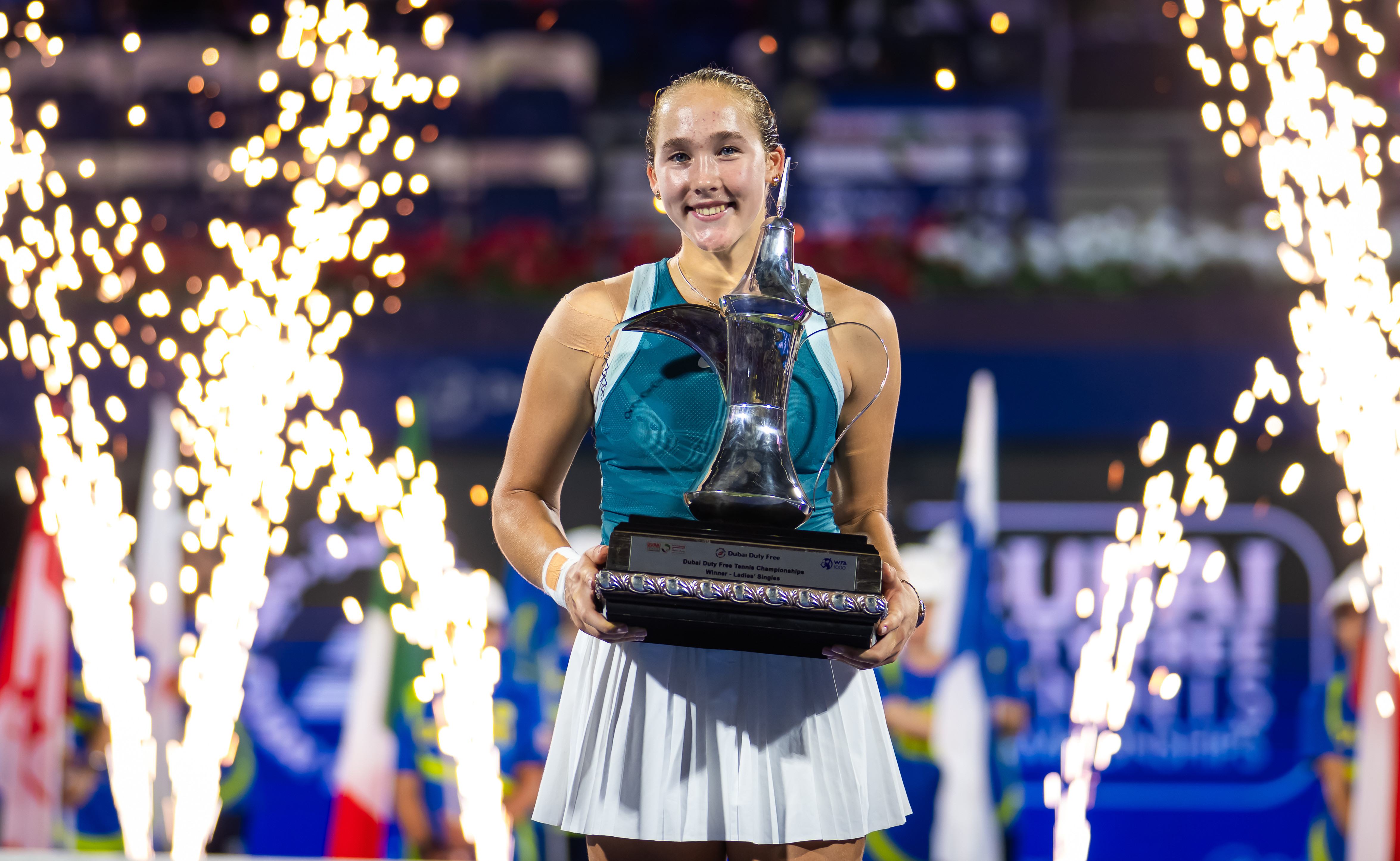 送上WTA1000迪拜站捧杯图🎇再次恭喜米拉携1000赛首冠进入前十🥳