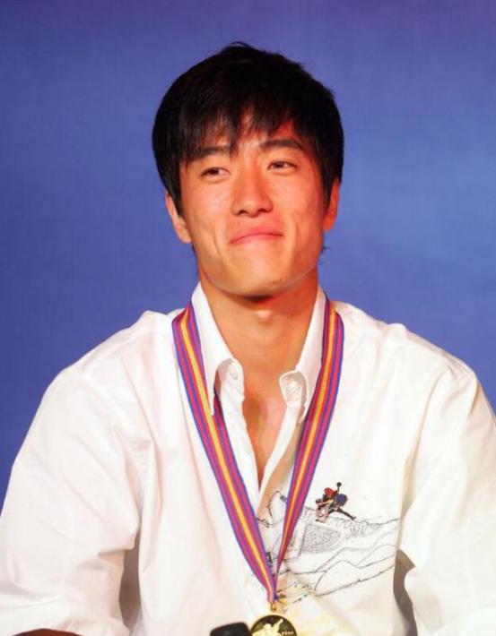 2004年刘翔跨栏夺冠后，开发商送他一套225万的房子，他豪气地送给教练，不料，