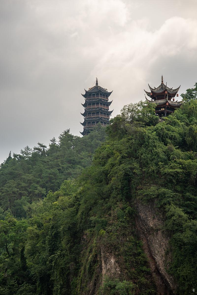 苏州有什么山可以爬？作为周末总往山里钻、鞋底都快磨平的苏州土著，我摸着穹窿山的