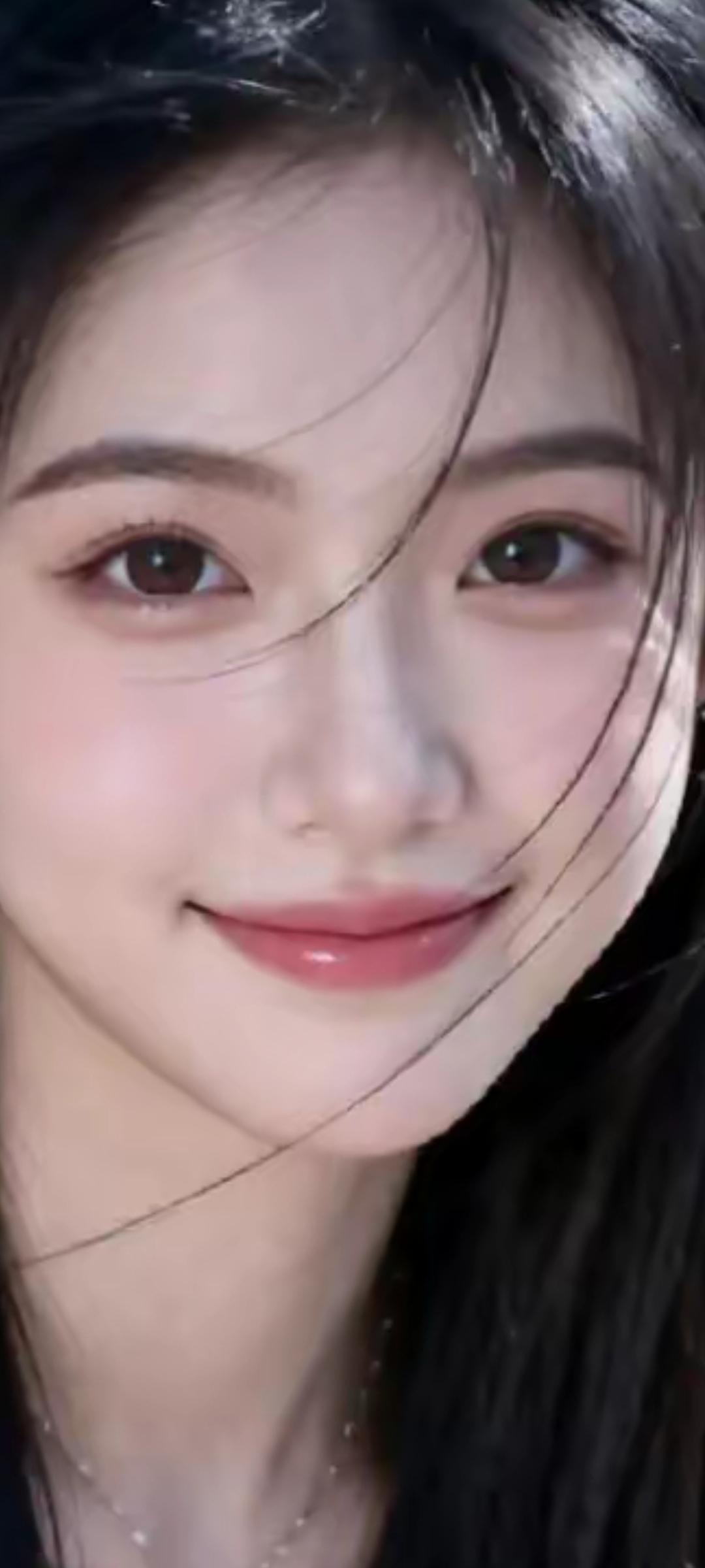 甜美笑容，黑发飘逸，自然妆容，清新动人