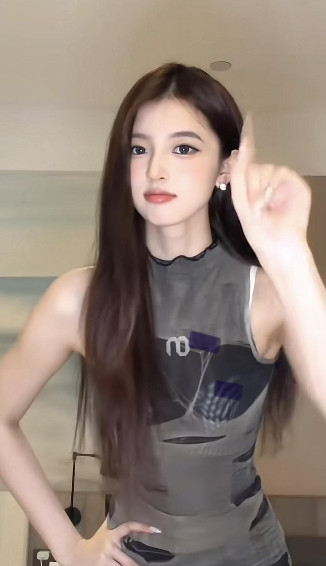 谁是你心中的美女美女一定要漂亮，身材比例好。
