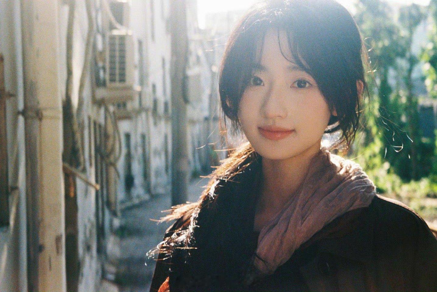 杨雨潼的奇思妙想太有感染力！开箱10秒闪过多个脑洞，萌萌的样子让人喜欢，期待她在