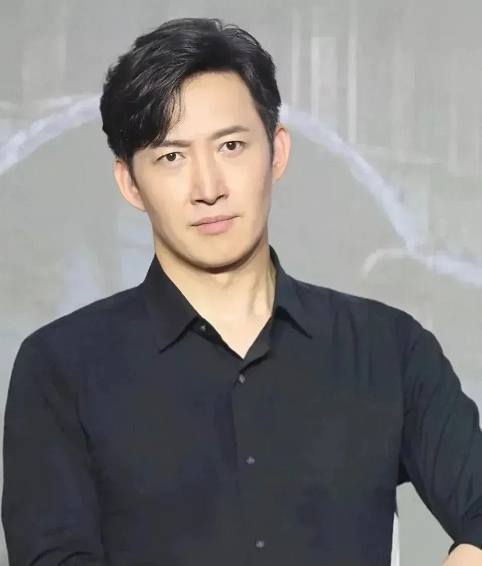 杨天真说王阳没火，因为他不厚道。曾经孙菲菲跟剧组闹翻，说自己被打了，王阳