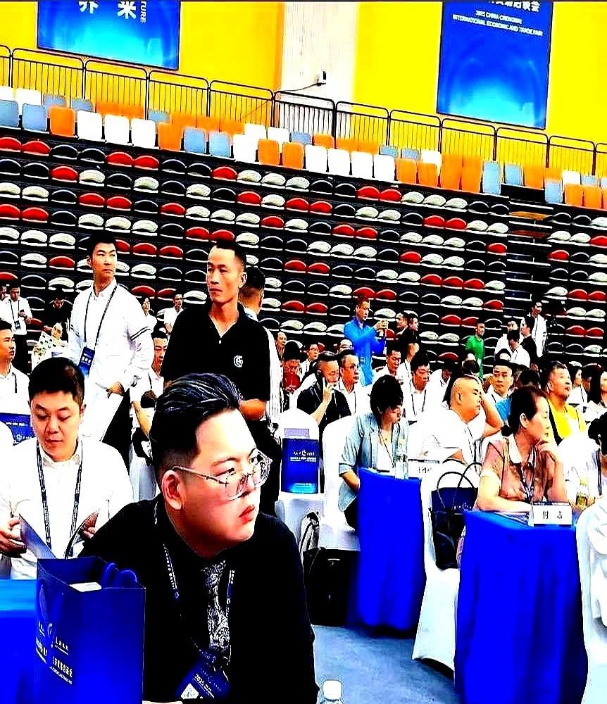 手握500亿港元身家的向华强，最近的遗产安排把所有人看傻了。俩亲儿子向佐向