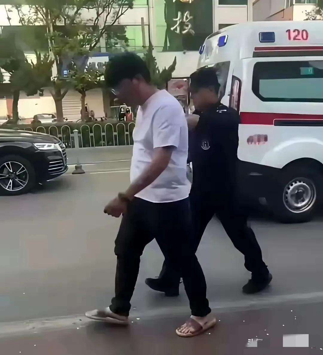 滕州案的嫌犯照片，一个细节就让人气愤，不知道是不是他造的孽，看到他穿的什么鞋子了