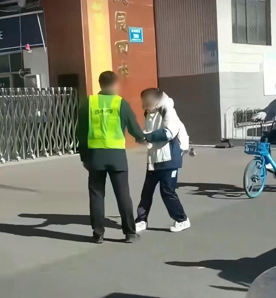 最近山西大同四中门口发生的一件事，让网友们炸开了锅。有学生爆料，一位女生在校门口