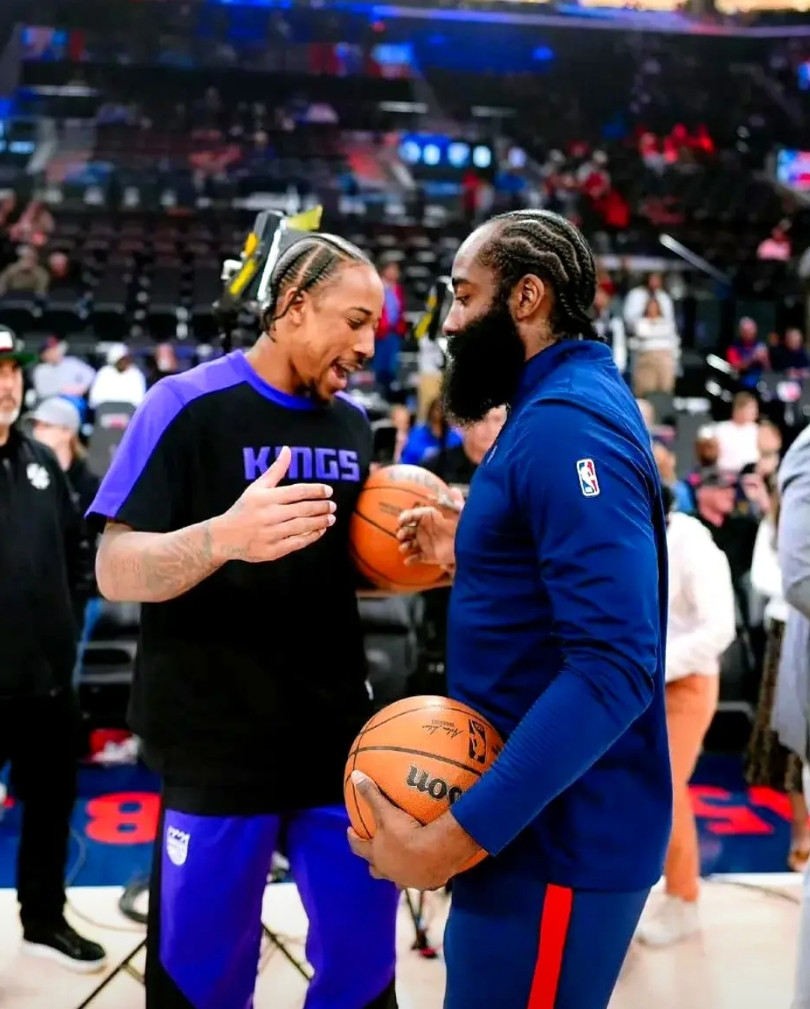 快船为了稳住哈登，计划交易来德罗赞国王准备重建了，德罗赞、拉文、萨博尼斯都被