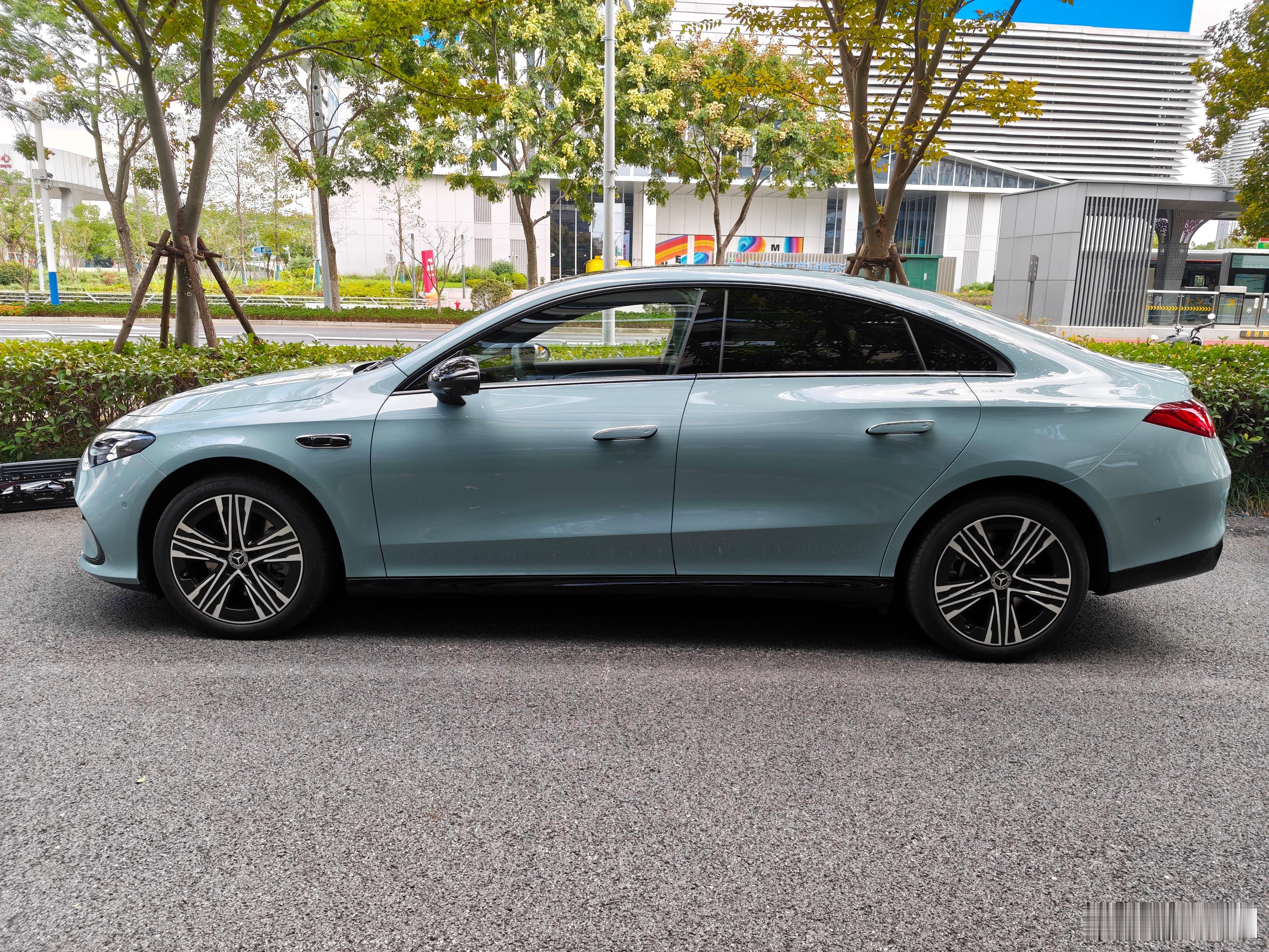 今天开了一天纯电的CLA，悬架比Model3舒服，续航比Model3长（CL