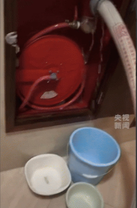 这个男人火到央视了！广东番禺一住宅起火，火势蔓延的极其迅速，不料，隔栋的一位邻居