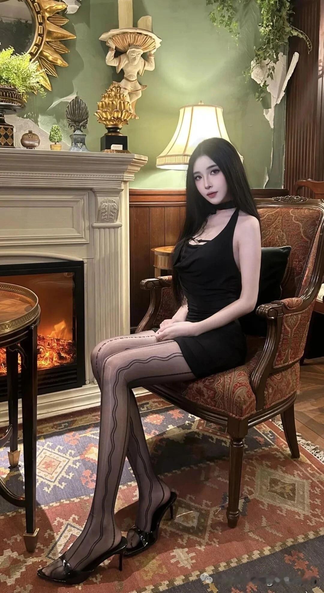 优雅黑裙，复古壁炉旁，时尚与古典的完美结合。又纯又欲的女生，究竟有多招人喜欢有