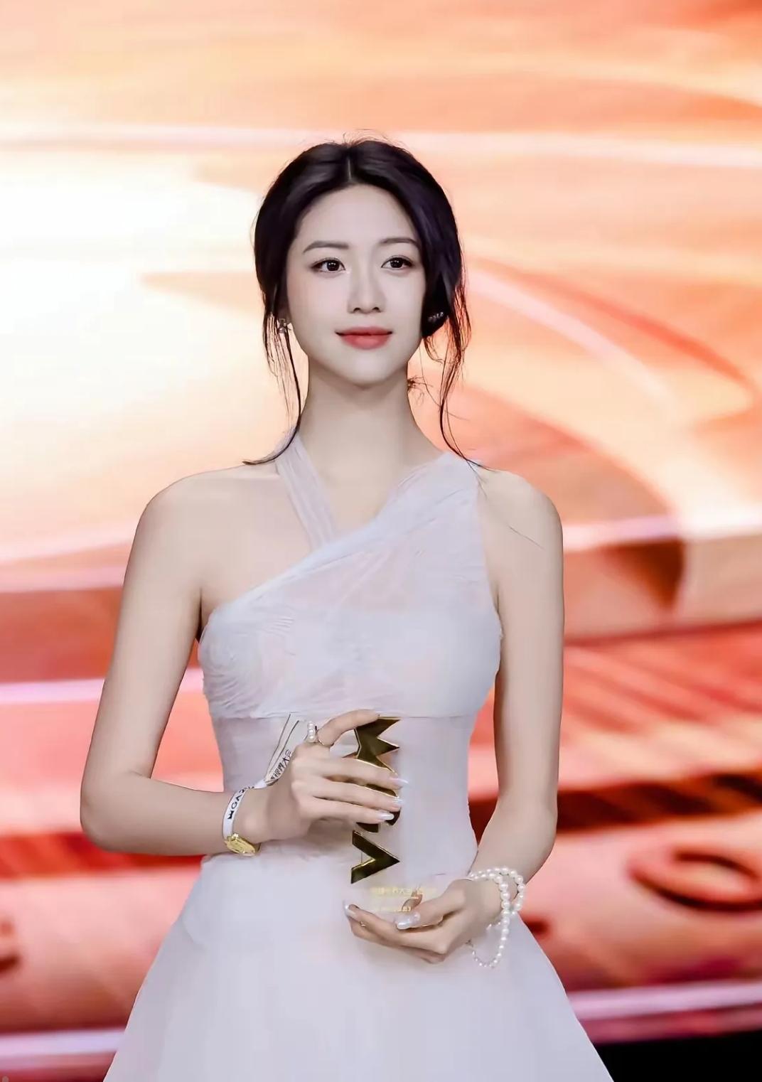 《大生意人》估计整部剧最自私的人，不是抛妻弃子的李万堂，也不是唯利是图的王天贵