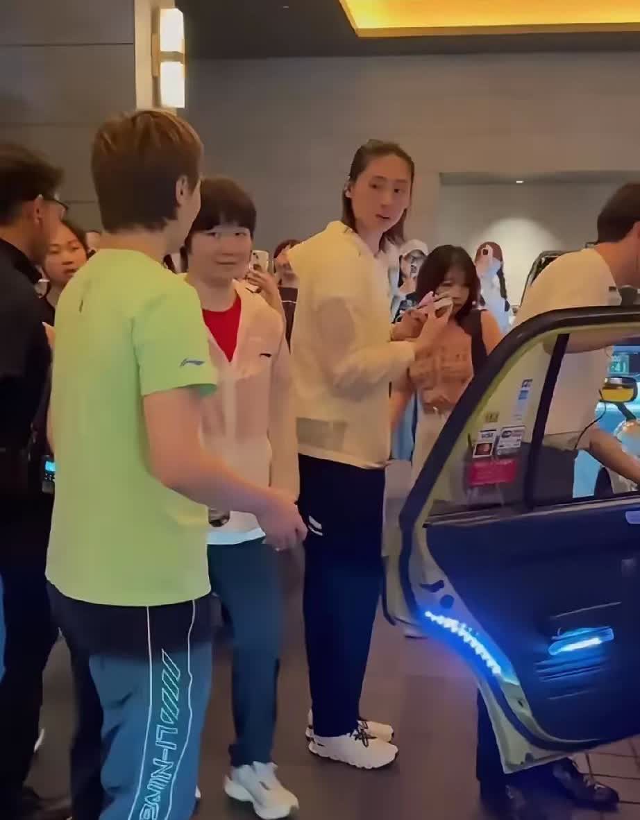 孙颖莎说到做到，夺冠后当场表示要向同同学习，还说回去收拾一下就请大家吃饭。这话一