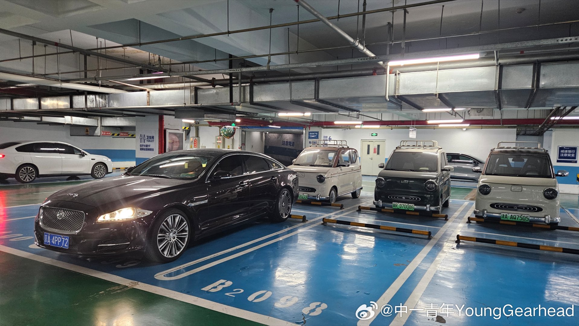 停车偶遇三小只，其实是五小只，角落里还有两台散落的，感觉是五菱厂商的活动车，统一