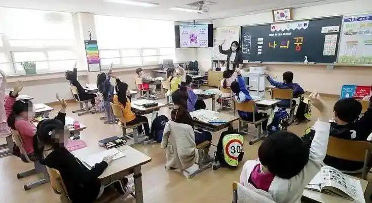 韩国教师夸赞中国科技进步，鼓励学生学中文，去中国旅游长见识，却惹来麻烦！韩国