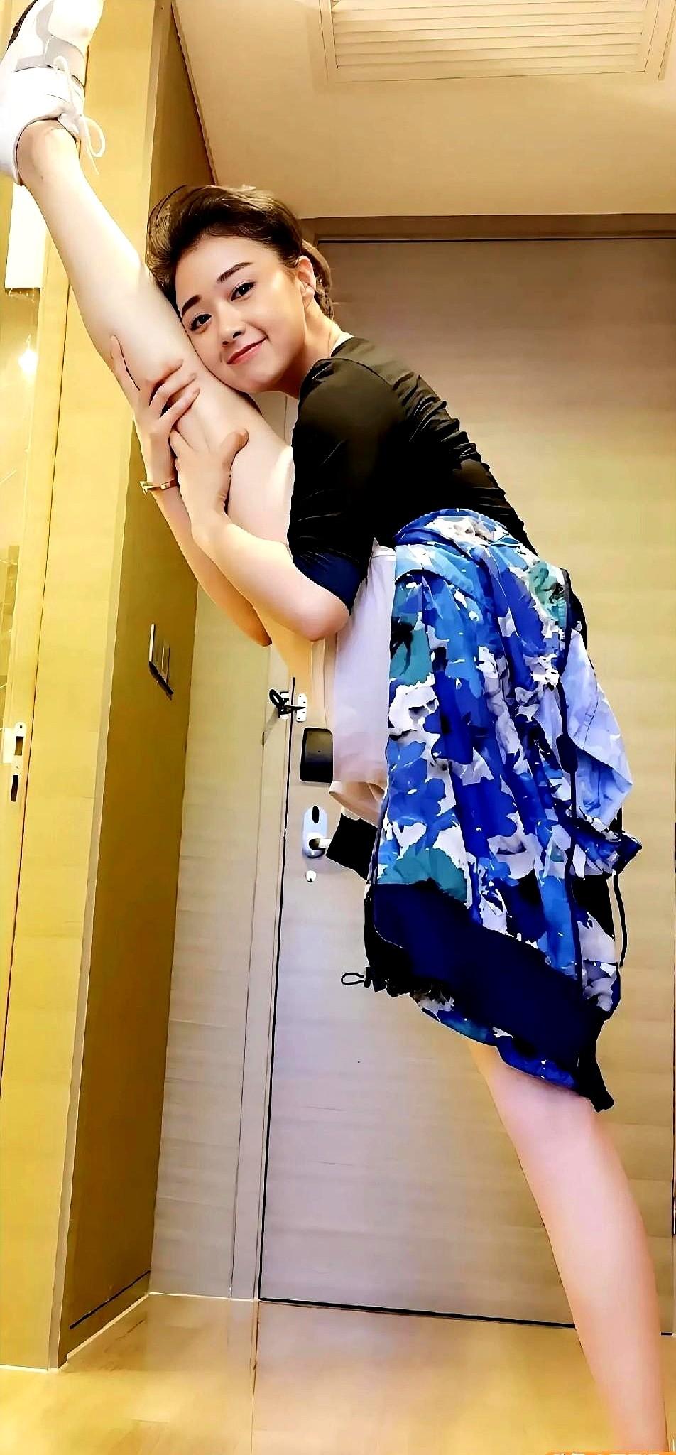 蒋欣一字马照片火了，动作标准到让人怀疑她是不是练过舞蹈！有人说这可能是十年前的旧