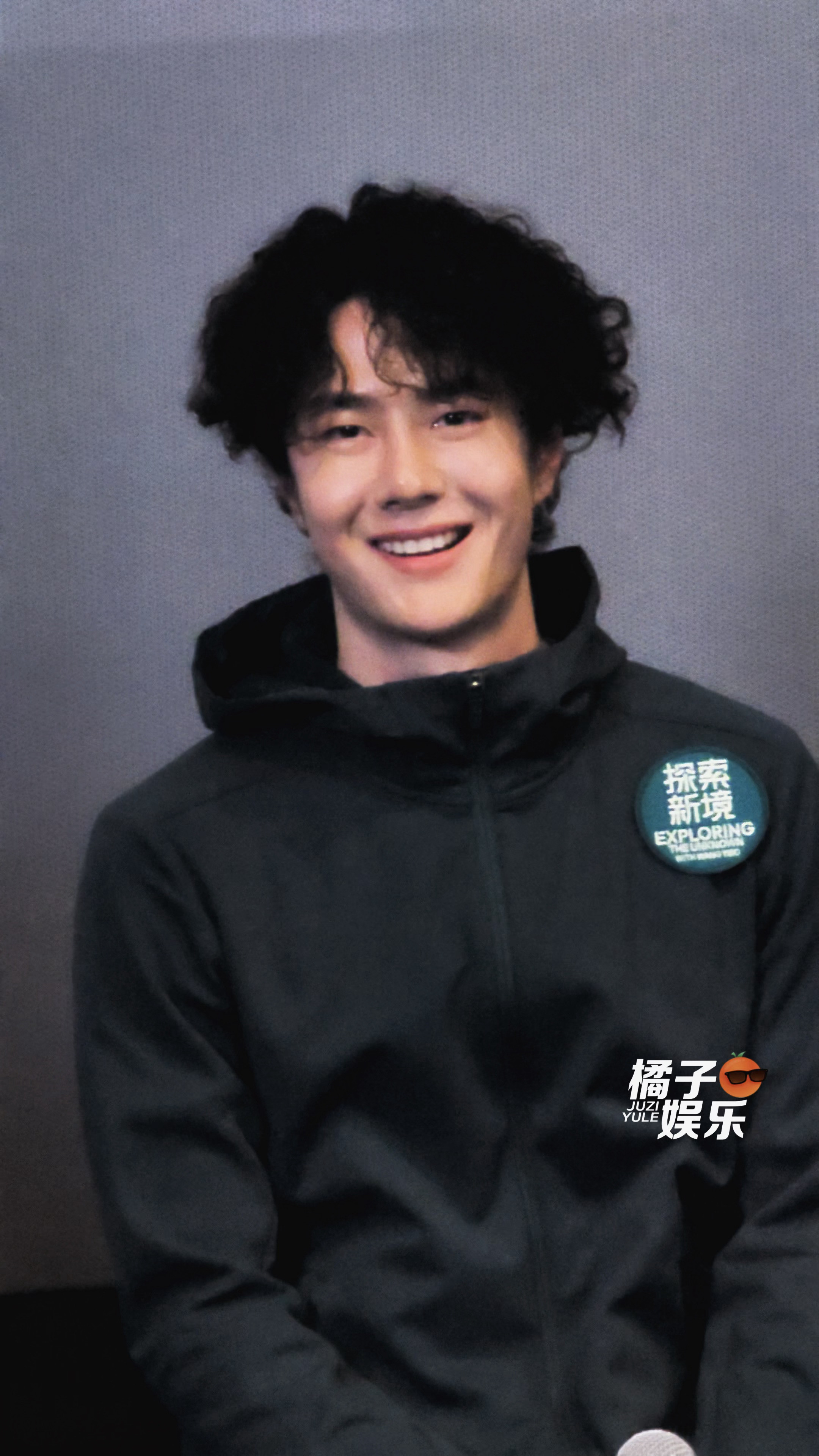 投送一个王一博笑容直拍