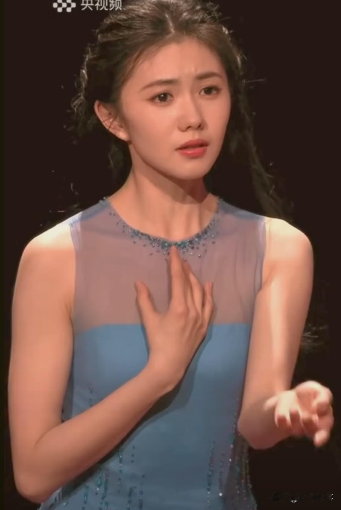 我有一种预感今年春晚最惊艳的不是歌手不是明星，居然是伴舞的刘浩存！给海来阿木