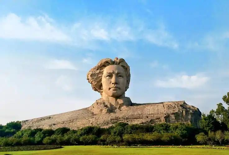 五十年前的今天，一位老人离开了我们。他留下的一句话，被整整两代人质疑，可五十年后