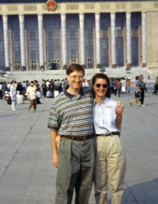 1995年，比尔盖茨以200亿美元身家成为世界首富。开心之下，他当年夏天便带着妻