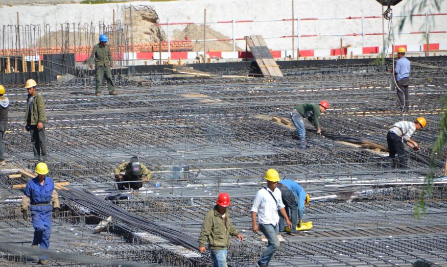 目前，在以色列的建筑工地上，有中国工人，也有印度工人。中国工人每月工资，折合成人