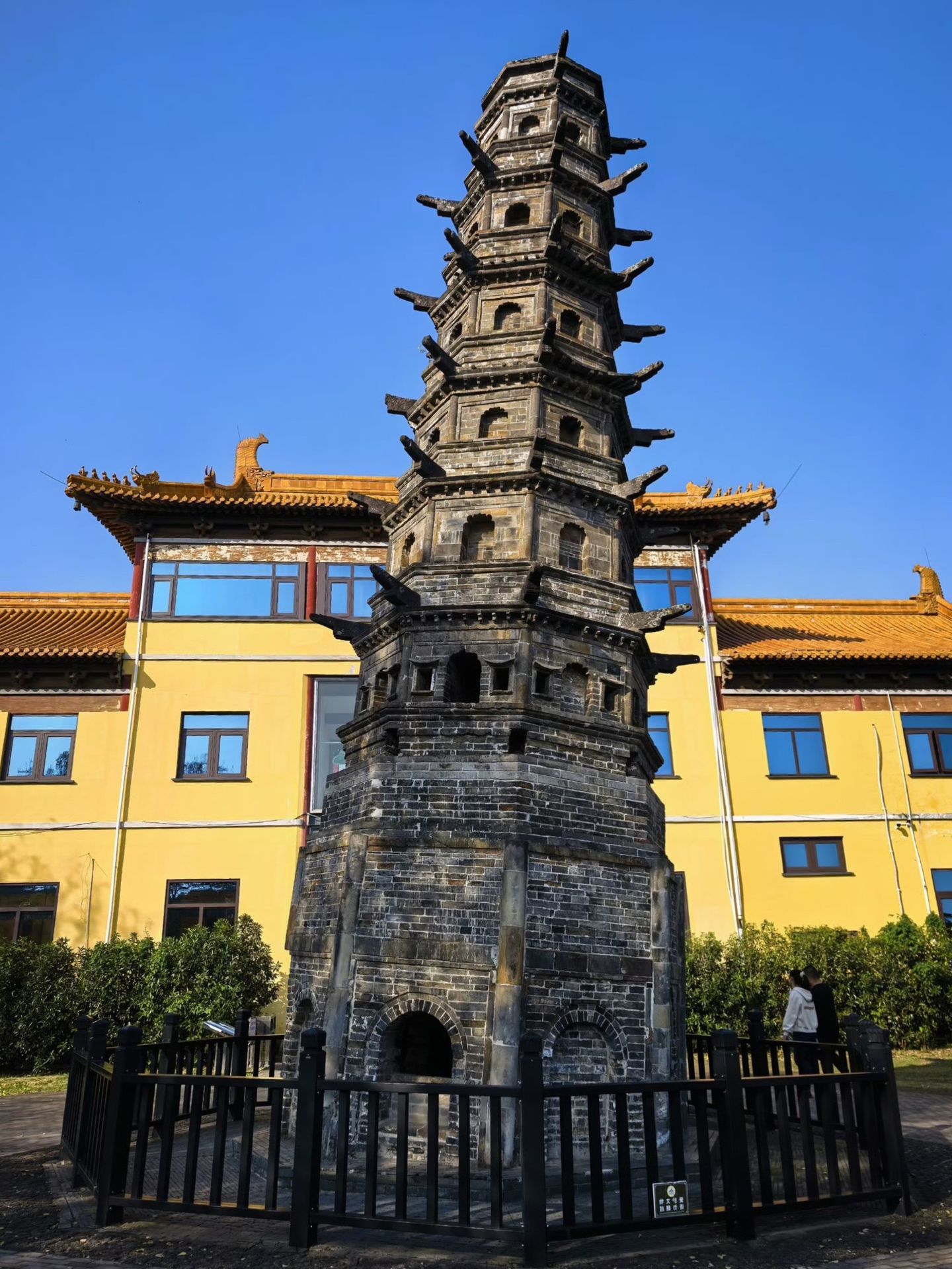 反正我以前只知道比萨斜塔，现在才知道国内那么多斜塔，很多都和比萨斜塔一样是中空设