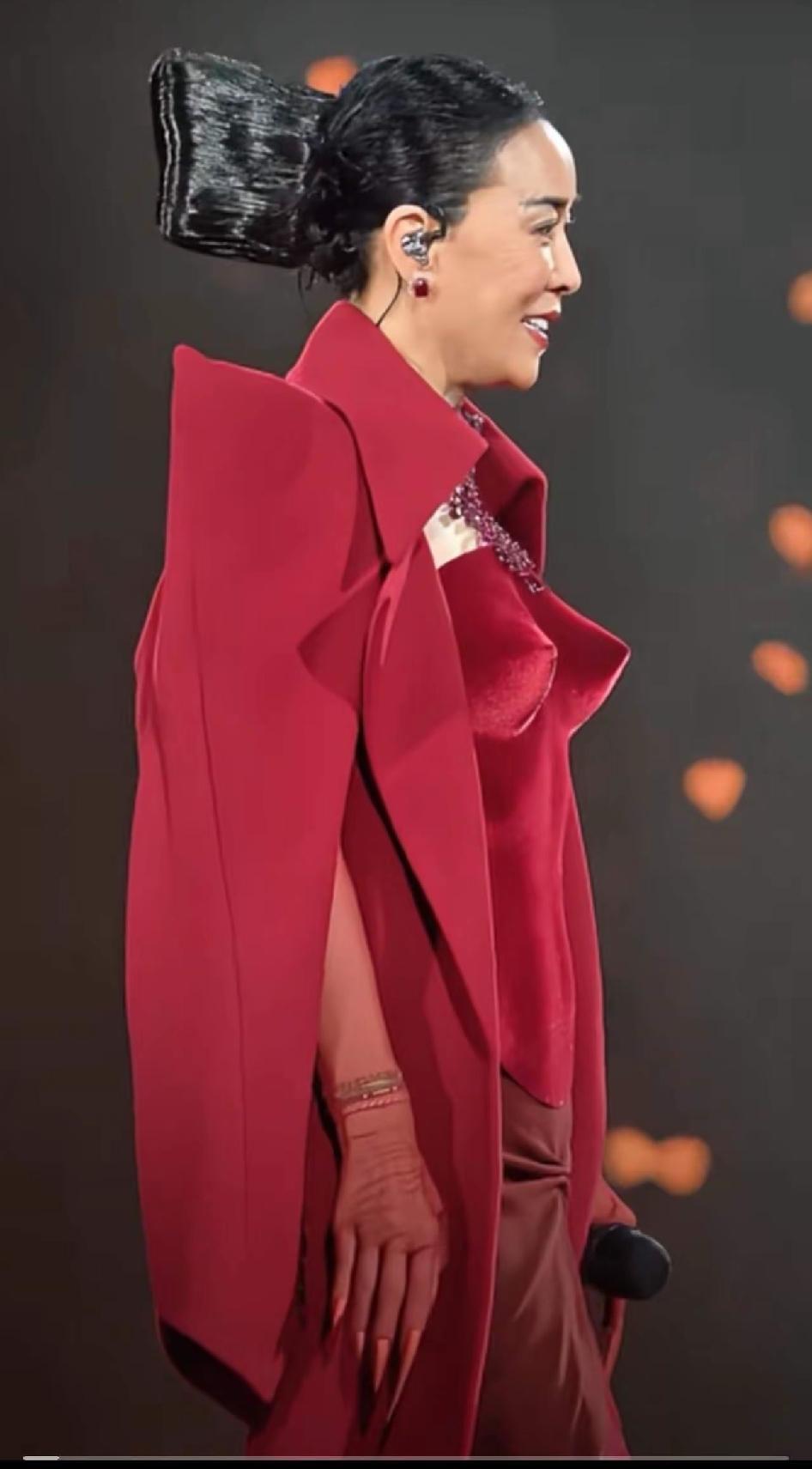 那英的演唱会似乎要证明什么……你看刀郎的演唱会，不换衣服，没有嘉宾，就是唱歌