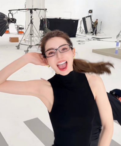 你告诉我她是谁?第一眼金晨，第二眼彭小冉，其实是戚薇本人，变化也太大了吧。