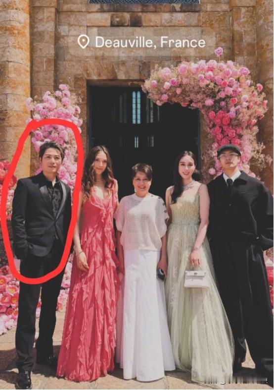 王嘉尔也去参加奚梦瑶何猷君的婚礼了，他晒出了合照，但是他晒出的照片中，大家关注最