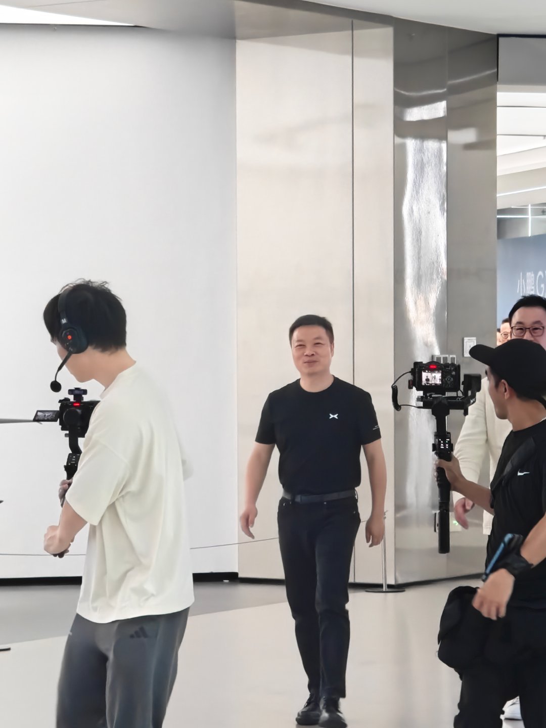 今天过来小鹏GX的首批车主交付你看大师兄迎面走来嘴角难压他首先表示很感...