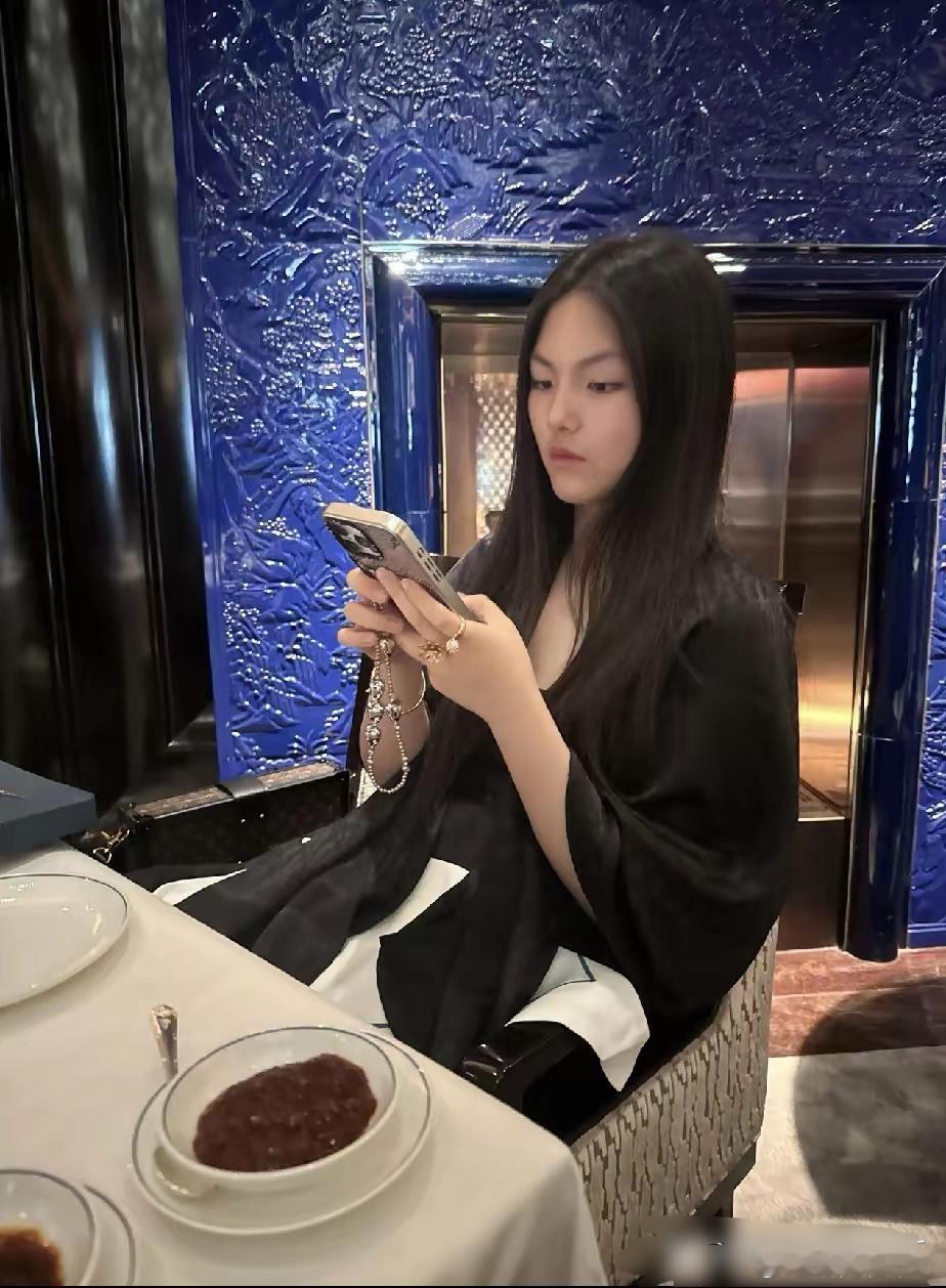 王诗龄真的走到了人生巅峰，谁看了不羡慕这是李湘和女儿王诗龄在英国餐厅晒出的照片王