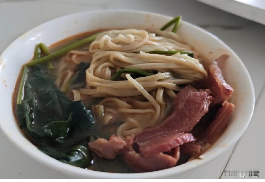 孩子馋方便面，我用牛肉和菠菜做了一锅，结果他连汤都没剩。“妈妈，我想