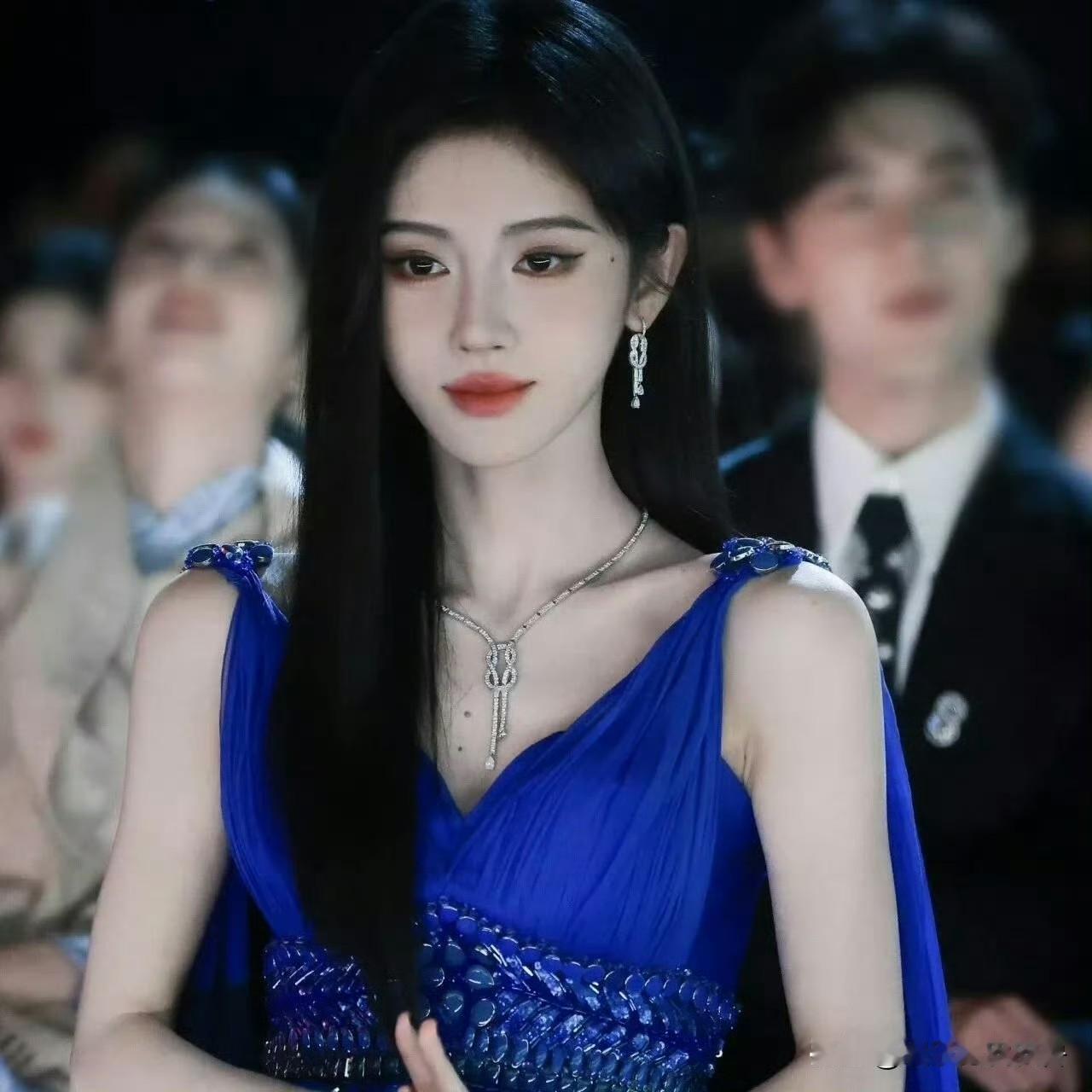 鞠婧祎犯困都有人仿妆了，可见是真的火呀！鞠婧祎在2025年底星光大赏上因身着